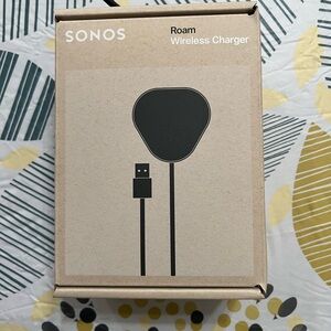 Black Sonos Roam Charger Accessory